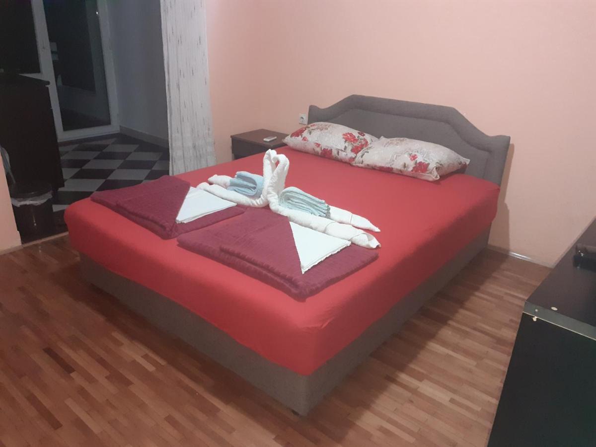 Studios Milosev Bar Luaran gambar